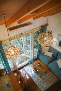 埃米瑞姆Blue House In The Woods- Amirim的享有带蓝色沙发的客厅的顶部景色。