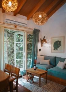 埃米瑞姆Blue House In The Woods- Amirim的客厅配有蓝色的沙发和桌子