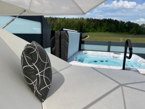 瓦瑟堡Poolhaus Bodensee ideal für Geschäftsreisende的房屋甲板上的热水浴池