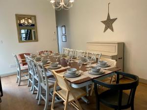 亨斯坦顿Victorian Beach Villa, Hunstanton Norfolk的一间带长桌和椅子的用餐室