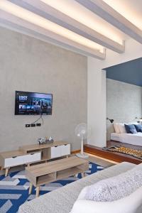 南府Villa Mahaphrom的客厅配有沙发和墙上的电视