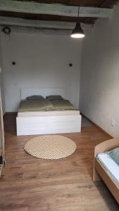 JelenecChata na samote的卧室配有一张床,地板上铺有地毯