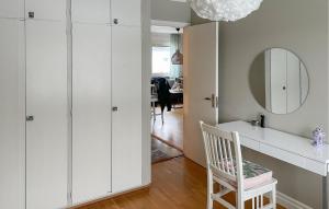 厄勒布鲁Beautiful Home In rebro With Kitchen的一间设有白色书桌和镜子的客房
