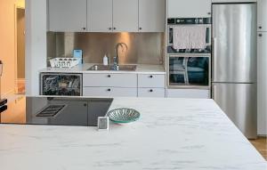 厄勒布鲁Beautiful Home In rebro With Kitchen的厨房配有白色橱柜和白色台面