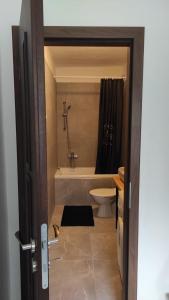 JelenecChata na samote的带浴缸、卫生间和淋浴的浴室。