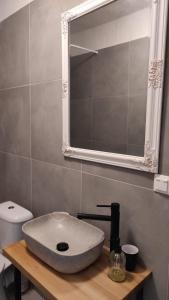 JelenecChata na samote的一间带水槽和镜子的浴室