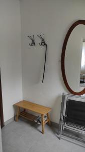 JelenecChata na samote的配有桌子和镜子的房间