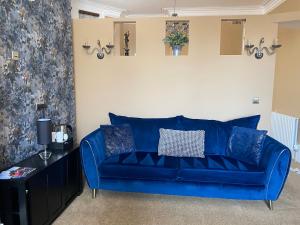 绍斯波特The New Talbot Hotel的客厅里一张蓝色的沙发
