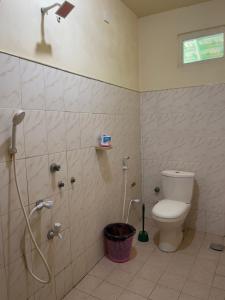 阿鲁甘湾Romance in Bey的带淋浴和卫生间的浴室。