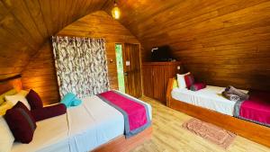 锡吉里亚Palmyra Nature Resort Sigiriya的一间带两张床铺的卧室,位于带木墙的房间内