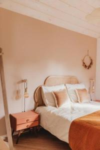 伊皮Hjort I Tiny House的一间卧室配有带白色床单和枕头的床。