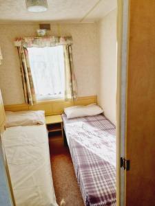 英戈尔德梅尔斯Golden Sands Park Ingoldmells的小型客房 - 带2张床和窗户