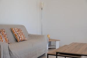 昂蒂布GuestReady - Peaceful Retreat in Antibes的客厅配有沙发和桌子