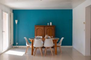 昂蒂布GuestReady - Peaceful Retreat in Antibes的一间带木桌和白色椅子的用餐室
