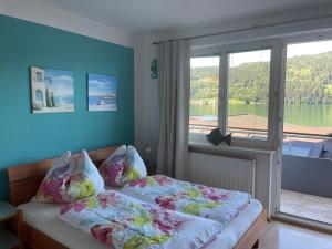 米尔施塔特Seewohnung Zentral的一间卧室设有一张床和一个美景窗户。
