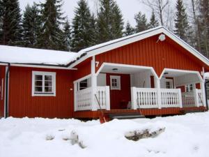 图什比Holiday home TORSBY VII的前面有雪的红色房子