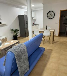 卡马拉-德洛布什Alforra Residence-T2 completo no Centro的客厅配有蓝色的沙发和桌子