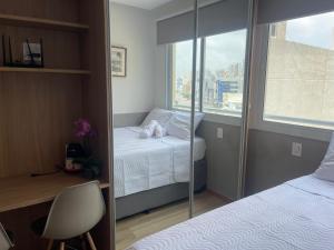 萨尔瓦多Noamar Pituba的一间卧室设有两张床和一个美景窗户。