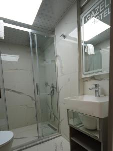 伊斯坦布尔gazelle suites的带淋浴和盥洗盆的浴室