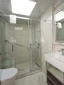 伊斯坦布尔gazelle suites的一间带玻璃淋浴和水槽的浴室