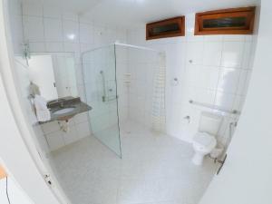 圣塞巴斯蒂安捕猎网酒店的一间带玻璃淋浴和卫生间的浴室