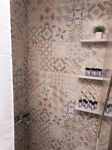 梅斯塔ΜΕΣΤΑ - ΠΛΑΤΕΙΑ的一间带淋浴的浴室和瓷砖墙