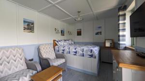 布德Lynstone Lakes的小房间设有一张床和一把椅子