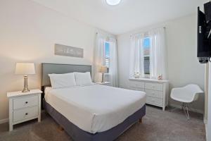 基西米Pool Villa wFREE Resort Access Great Reviews的白色卧室设有一张大床和两个窗户