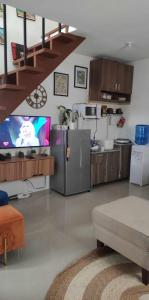 巴科洛德Cosy House in Bacolod City的带冰箱的厨房和电视。