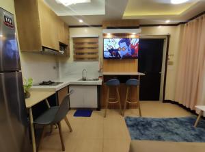 LocsinCasita de Reina Staycation House - A cozy 1-Bedroom condo-style house的一个带水槽的小厨房和一台电视机