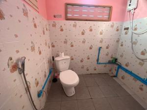 Ban Bang ChakKanitta Homestay的一间带卫生间和淋浴的浴室