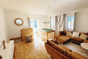 AlzonChalet Cosy Nature的客厅配有沙发和桌子