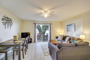 比洛克西Airy Biloxi Condo with Patio Walk to Beach!的带沙发的客厅和用餐室