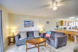 比洛克西Airy Biloxi Condo with Patio Walk to Beach!的客厅配有两张沙发和一张桌子