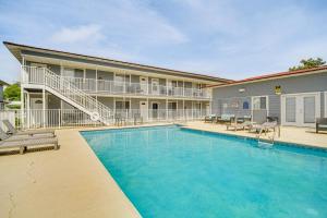 比洛克西Airy Biloxi Condo with Patio Walk to Beach!的一座与酒店同在的建筑前的游泳池