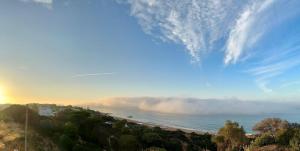 阿尔布费拉Golden Cliff House的享有多云的天空和大海的海滩景色