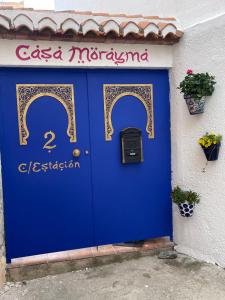 AcequiasCasa Morayma, Lecrin, Granada (Adult Only Small Guesthouse)的建筑物上的蓝色门,上面有标志