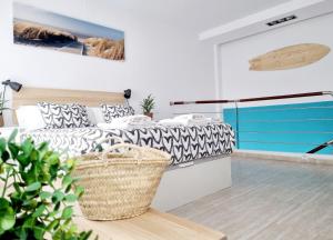 奥利瓦Adosadito Playa Oliva的客厅配有床和桌子