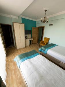 卡尔斯Kars Center Hotel的酒店客房配有两张床和一张书桌