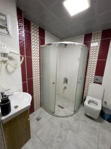 卡尔斯Kars Center Hotel的带淋浴、卫生间和盥洗盆的浴室