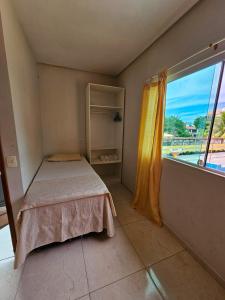嘎林海斯港Pousada Maldivas di Porto的一间小卧室,配有床和窗户