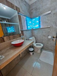 嘎林海斯港Pousada Maldivas di Porto的一间带红色盥洗盆和卫生间的浴室
