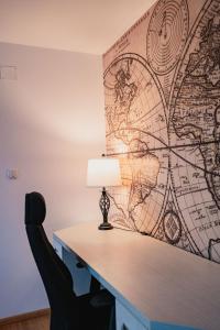 蒂米什瓦拉Diana Resort的一张桌子,墙上挂着一盏灯和一张地图