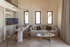 瓦西里科斯Montesea - Luxury Nature Villas的客厅配有沙发和桌子