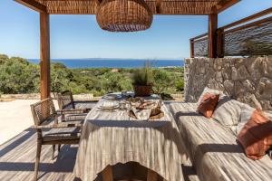 瓦西里科斯Montesea - Luxury Nature Villas的海景庭院内的餐桌