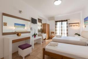 艾拉方索斯CALYPSO的酒店客房配有两张床和一张书桌