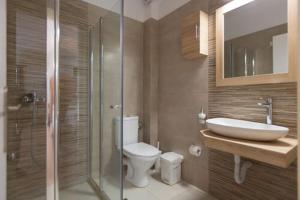 艾拉方索斯CALYPSO的浴室配有卫生间、盥洗盆和淋浴。