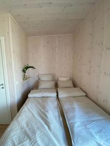 KleppBorestranda - Nytt strandhus med 6 sengeplasser!的小房间,角落里设有一张床