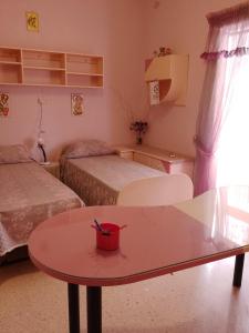 拉巴特Terraced house with stunning view close to Mdina的小房间设有两张床和一张桌子