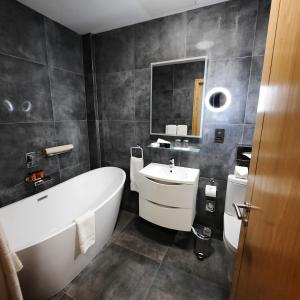 戈尔韦门罗公园酒店的浴室配有白色浴缸和水槽